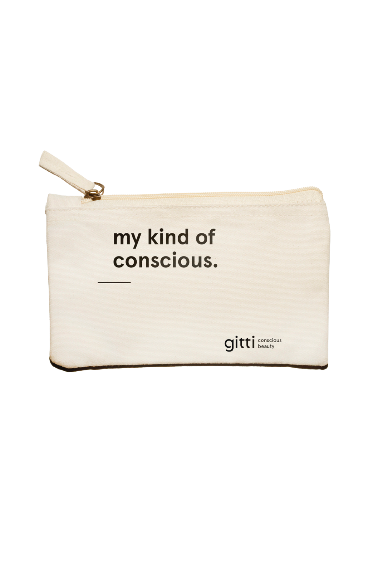 Eine cremefarbene Make-up-Tasche aus Bio-Baumwolle mit einer Reißverschlusstasche und dem Aufdruck "my kind of conscious. gitti conscious beauty" auf der Vorderseite - perfekt, um Ihre Essentials stilvoll zu verstauen.