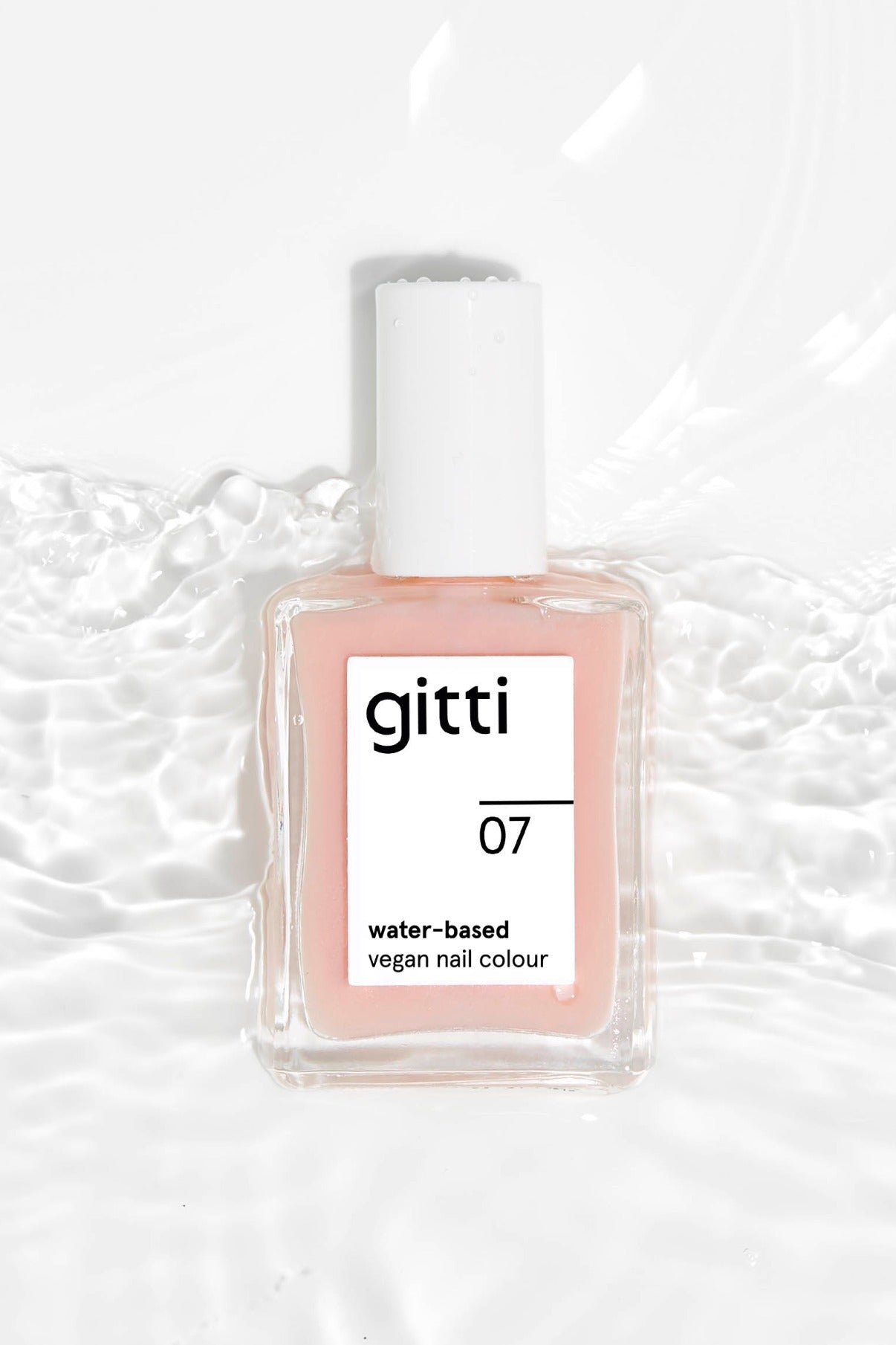 gitti no. 07 Wasserbasierte Nagelfarbe auf Wasser liegend