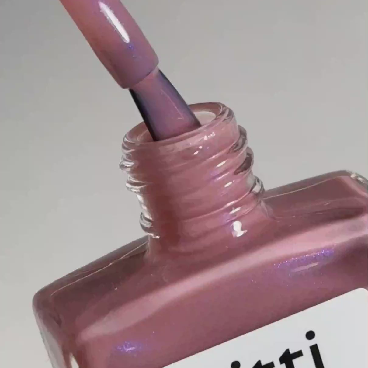 Video gitti no. 004 Nagellack wird aufgetragen