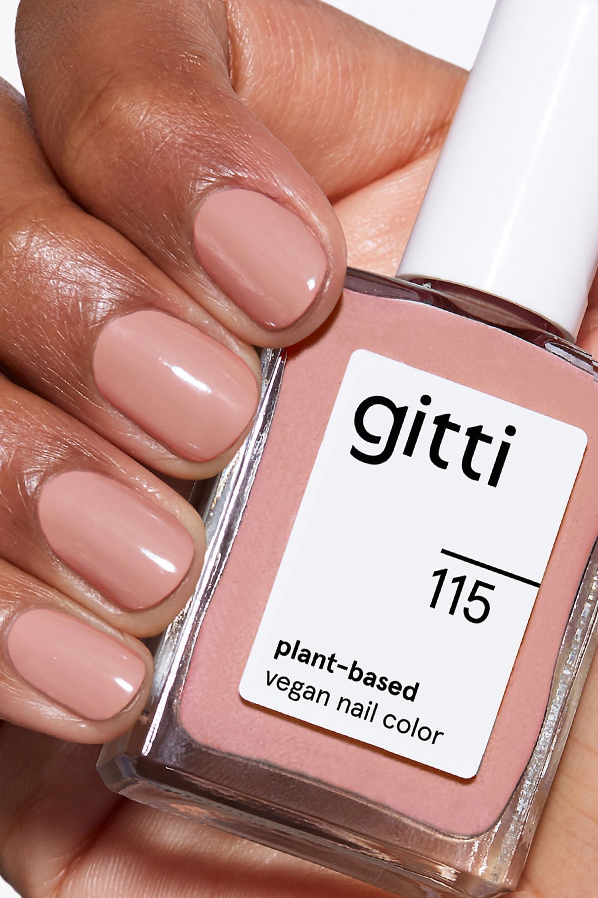 gitti no.115, Sandige Koralle, vegan, langanhaltend und pflanzenbasierte Nagelfarbe, Close up Maniküre und Nagellackflasche