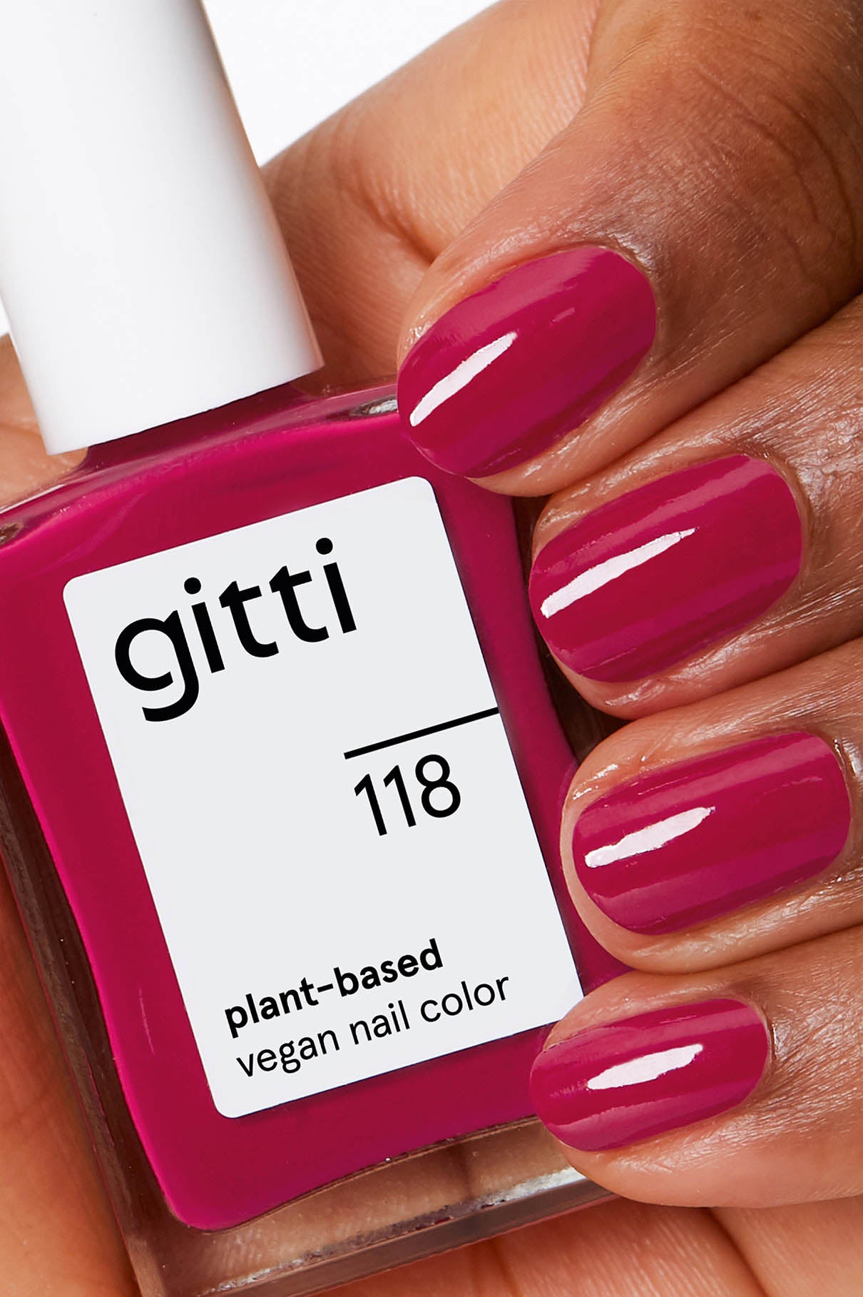 gitti no. 118 Himbeerrot, vegan, langanhaltend und pflanzenbasierte Nagelfarbe,Nagellackflasche und Close up Maniküre