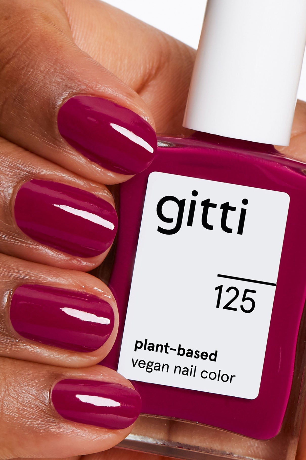 gitti no. 125 Magenta Rot, vegan, pflanzenbasierte Nagelfarbe, Nagellackflasche und Maniküre