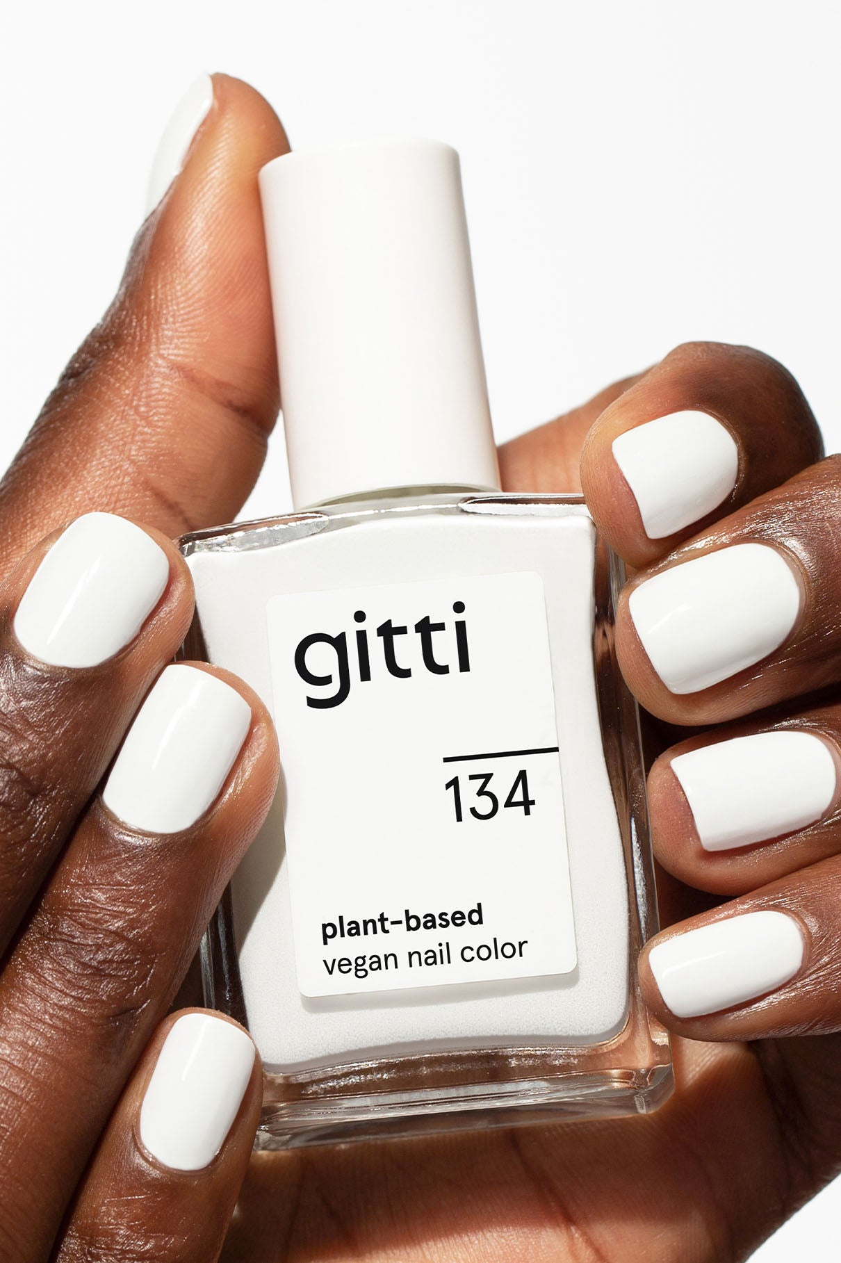 gitti no. 134 Weiß, vegan, langanhaltend und pflanzenbasierte Nagelfarbe, Nagellackflasche, Maniküre und Hände