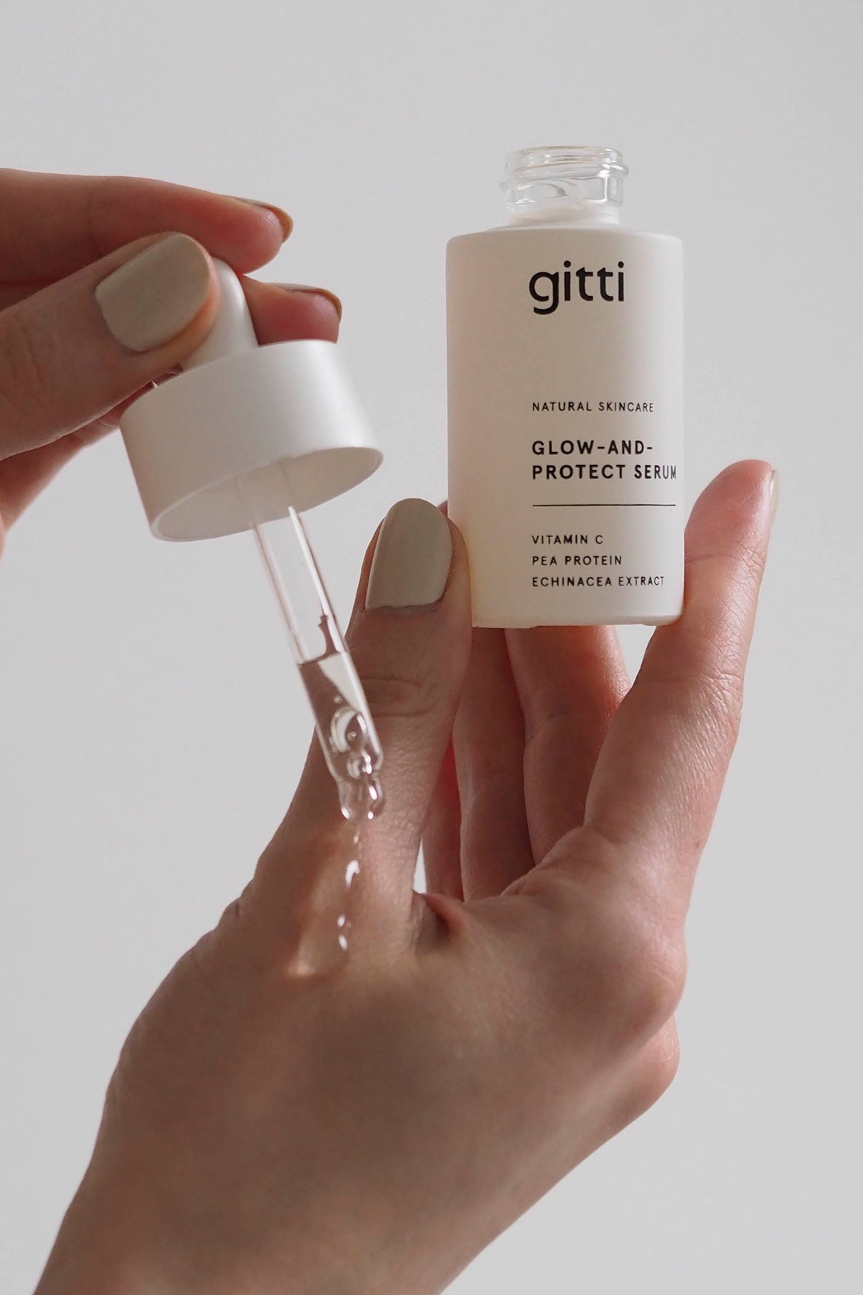 Wer das Glow-And-Protect Serum mit einer Pipette auf den Handrücken aufträgt, erfährt eine intensive Feuchtigkeitszufuhr und Schutz vor blauem Licht.