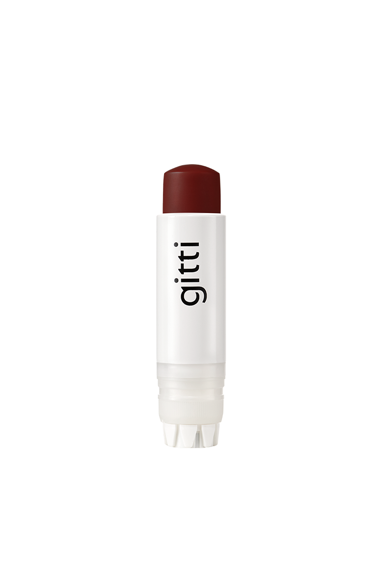 Lip Sync Nachfüllpackung Nr. 01, ein dunkelroter Lippenbalsam mit bräunlichem Unterton in einer weißen Tube mit der Aufschrift gitti, steht aufrecht vor einem schlichten Hintergrund.