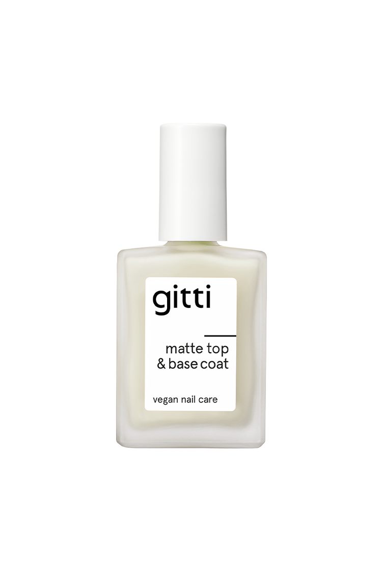 Der Matte Top & Base Coat ist ein veganes Nagelpflegeprodukt mit weißer Kappe und Etikett auf einer gefrosteten, durchsichtigen Flasche und bietet ein mattes Finish als 2-in-1-Formel für zusätzlichen Halt.