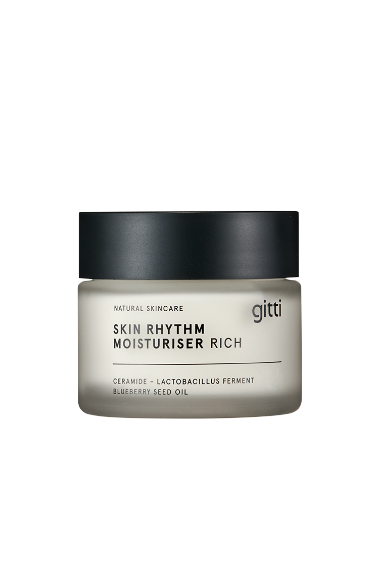 Ein Tiegel Skin Rhythm Moisturiser Rich mit schwarzem Deckel, auf dem steht, dass er Ceramide, Lactobacillus-Ferment und Heidelbeersamenöl enthält, die für Feuchtigkeit, Leuchtkraft und Barriereschutz sorgen.