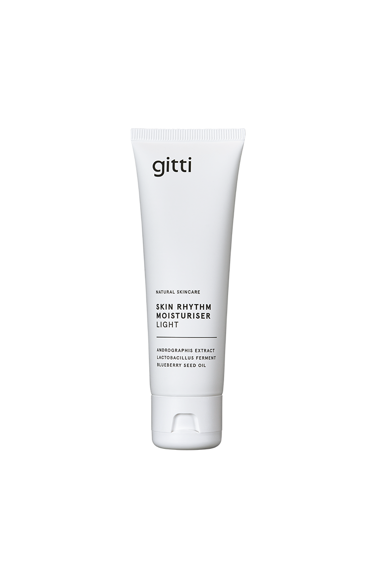 Eine weiße Tube Skin Rhythm Moisturiser Light mit Andrographis-Extrakt, Lactobacillus-Ferment und Heidelbeersamenöl spendet Feuchtigkeit und sorgt für einen optimalen Schutz der Hautbarriere, dargestellt auf einem unifarbenen Hintergrund.