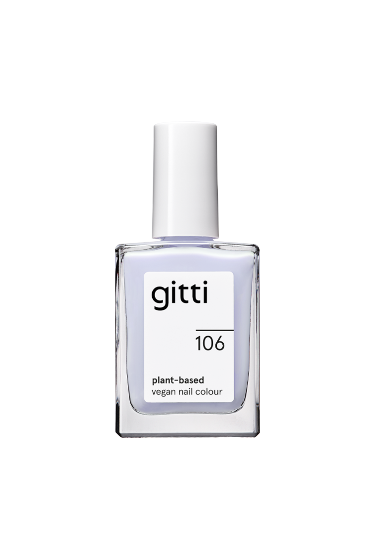 Eine Klarglasflasche von gitti no. 106 pflanzliche vegane Nagelfarbe in Pastellblau mit weißer Kappe und minimalistischem Etikettdesign.