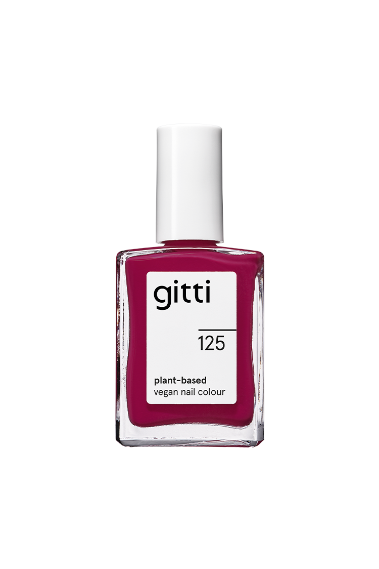 Eine Flasche von gitti no. 125, ein veganer Nagellack auf pflanzlicher Basis in einem beerig-violetten Magentarot-Farbton, wird mit einer weißen Kappe und einem klaren, rechteckigen Glasbehälter geliefert.