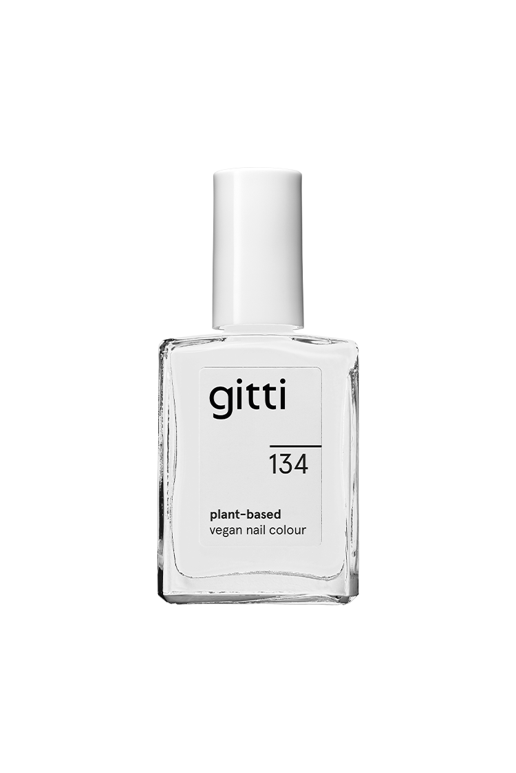 Eine Klarglasflasche von gitti no. 134 pflanzlicher, veganer Nagelfarbe mit modernem weißen Verschluss und minimalistischem schwarzem Textetikett.