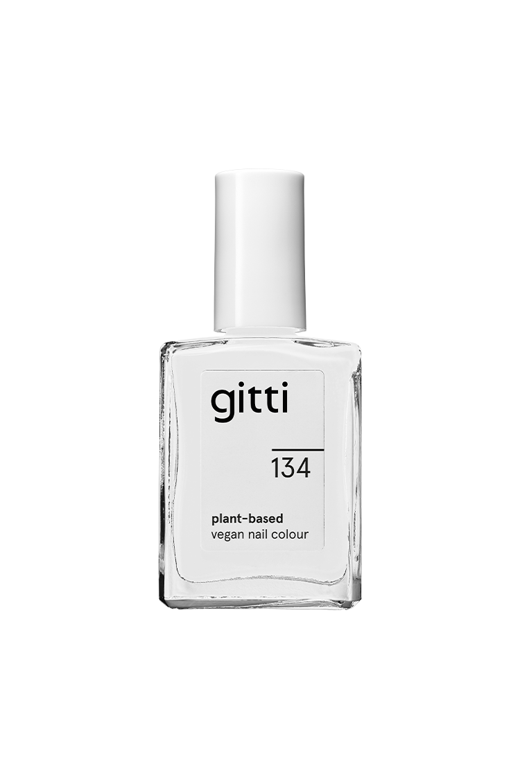 Eine Klarglasflasche von gitti no. 134 pflanzlicher, veganer Nagelfarbe mit modernem weißen Verschluss und minimalistischem schwarzem Textetikett.