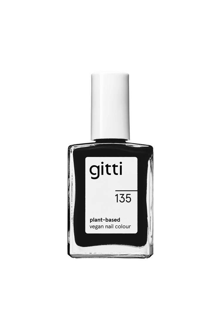 Eine Flasche gitti no. 135 pflanzliche vegane Nagelfarbe mit weißer Kappe und schwarzem Etikett liefert ein tief-leuchtendes Schwarz für einen mutigen, raffinierten Look.