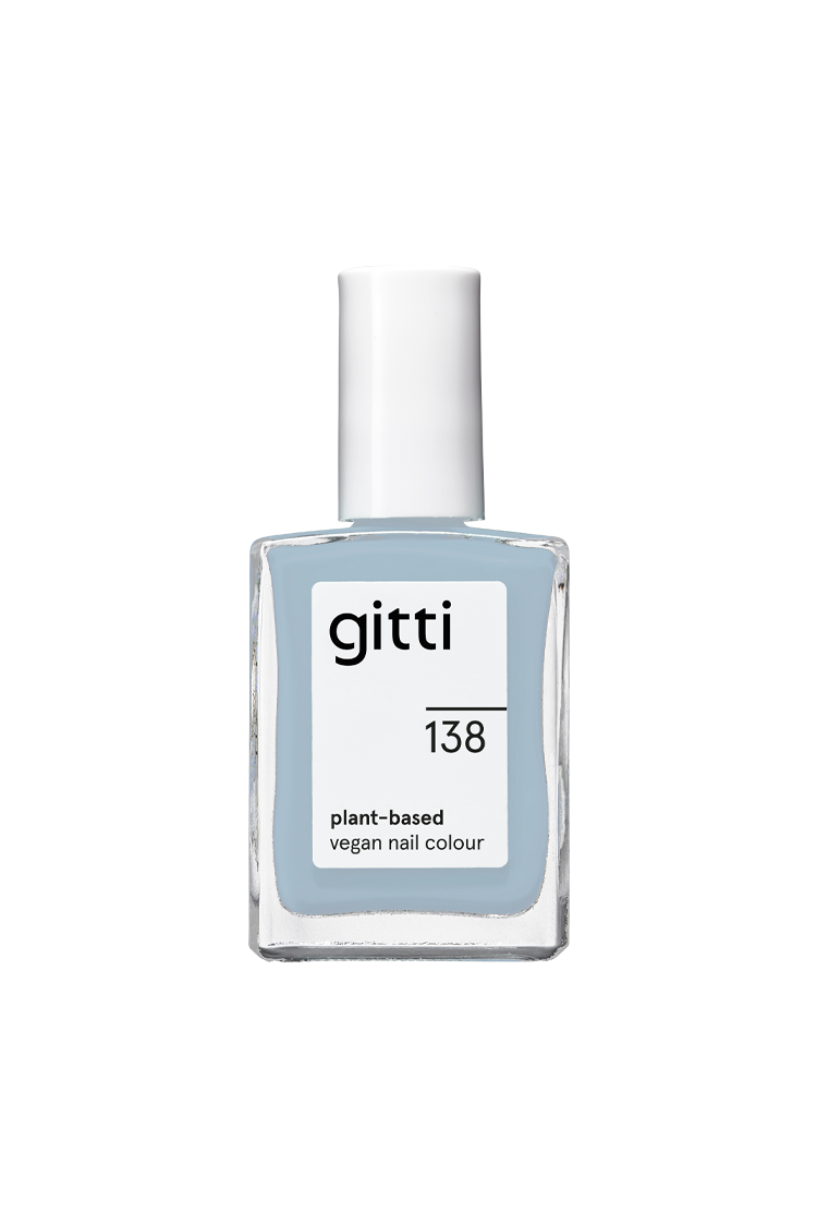 Eine Flasche gitti no. 138, eine vegane Nagelfarbe auf pflanzlicher Basis in einem kühlen Blauton mit hellem Denim-Ton und weißer Kappe.