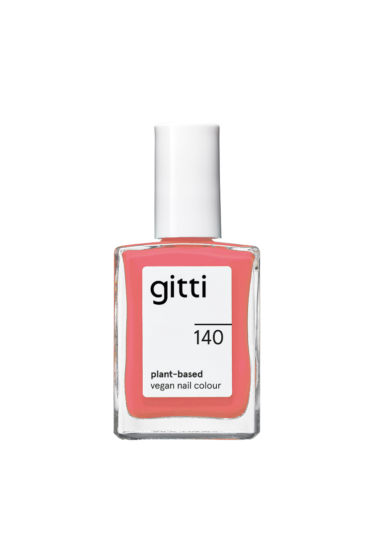 Eine Flasche gitti no. 140 pflanzliche vegane Nagelfarbe in einem hellen Korallenton mit rosigem Unterton und einer weißen rechteckigen Kappe.