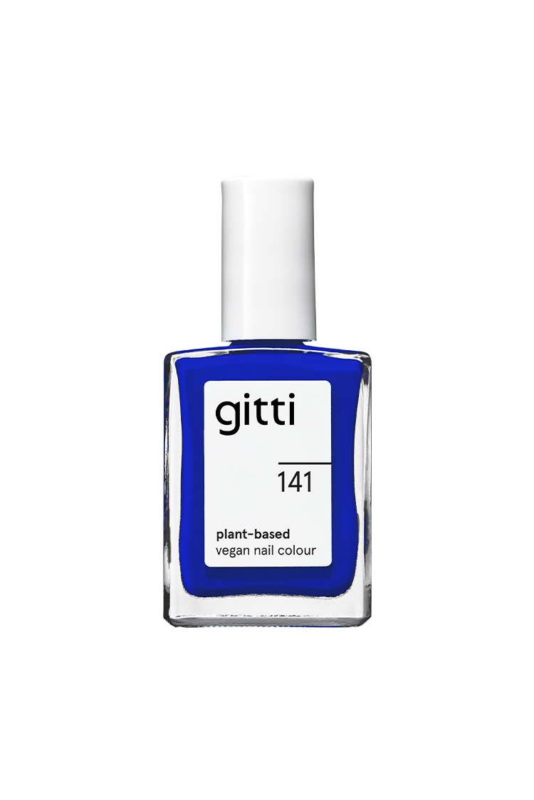 Eine Flasche gitti no. 141, eine vegane Nagelfarbe auf Pflanzenbasis in einem intensiven Blauton mit weißer Kappe.