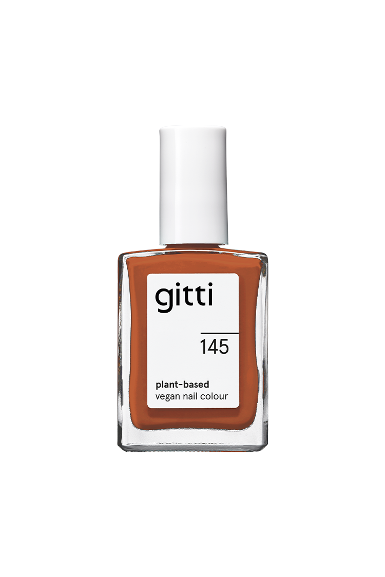 Eine Klarglasflasche mit gitti no. 145 vegane Nagelfarbe auf Pflanzenbasis in Zimtbraun, einem warmen Braunton, mit weißem Verschluss und Etikett.