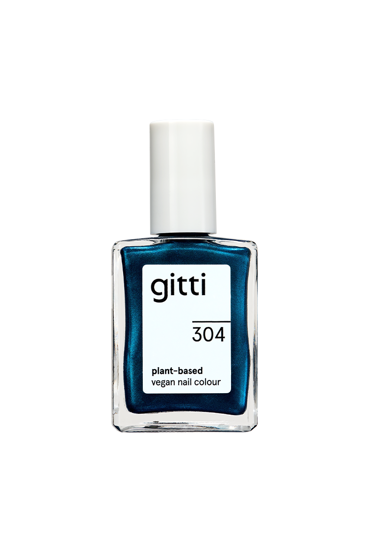 Eine Flasche gitti no. 304, eine pflanzliche vegane Nagelfarbe in einem auffälligen Metallic-Blau-Ton mit weißer Kappe.