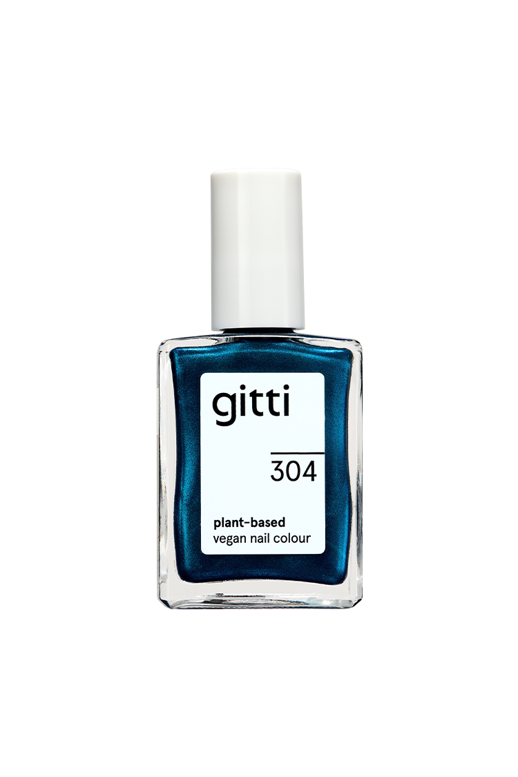 Eine Flasche gitti no. 304, eine pflanzliche vegane Nagelfarbe in einem auffälligen Metallic-Blau-Ton mit weißer Kappe.