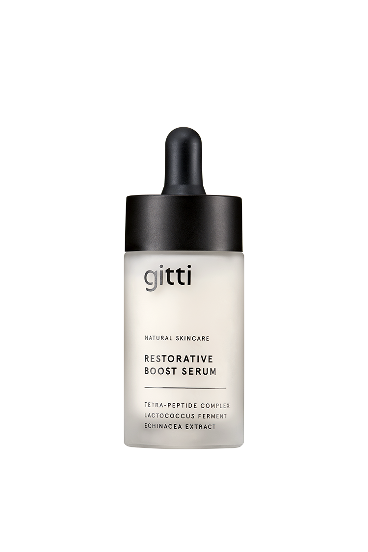 Ein Fläschchen Restorative Boost Serum mit Tropfverschluss; auf dem Etikett stehen natürliche Hautpflege, Peptide, Lactococcus-Ferment, Echinacea-Extrakt und Feuchtigkeit für die Elastizität der Haut und weniger Fältchen.