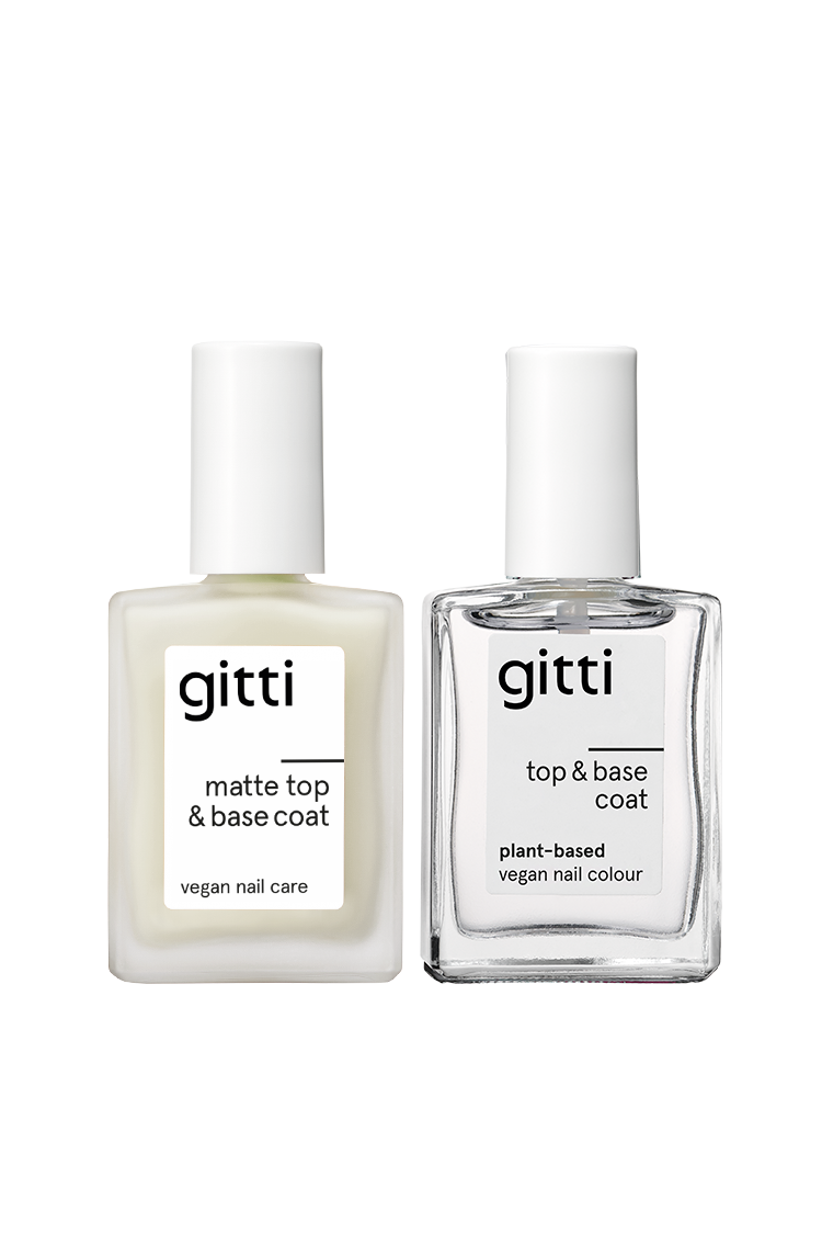 Das Top & Base Coat Duo von gitti besteht aus zwei Flaschen - mattem Top & Base Coat und klassischem Top & Base Coat - mit weißen Kappen und minimalistischen Etiketten, perfekt für kreative und langanhaltende Looks.