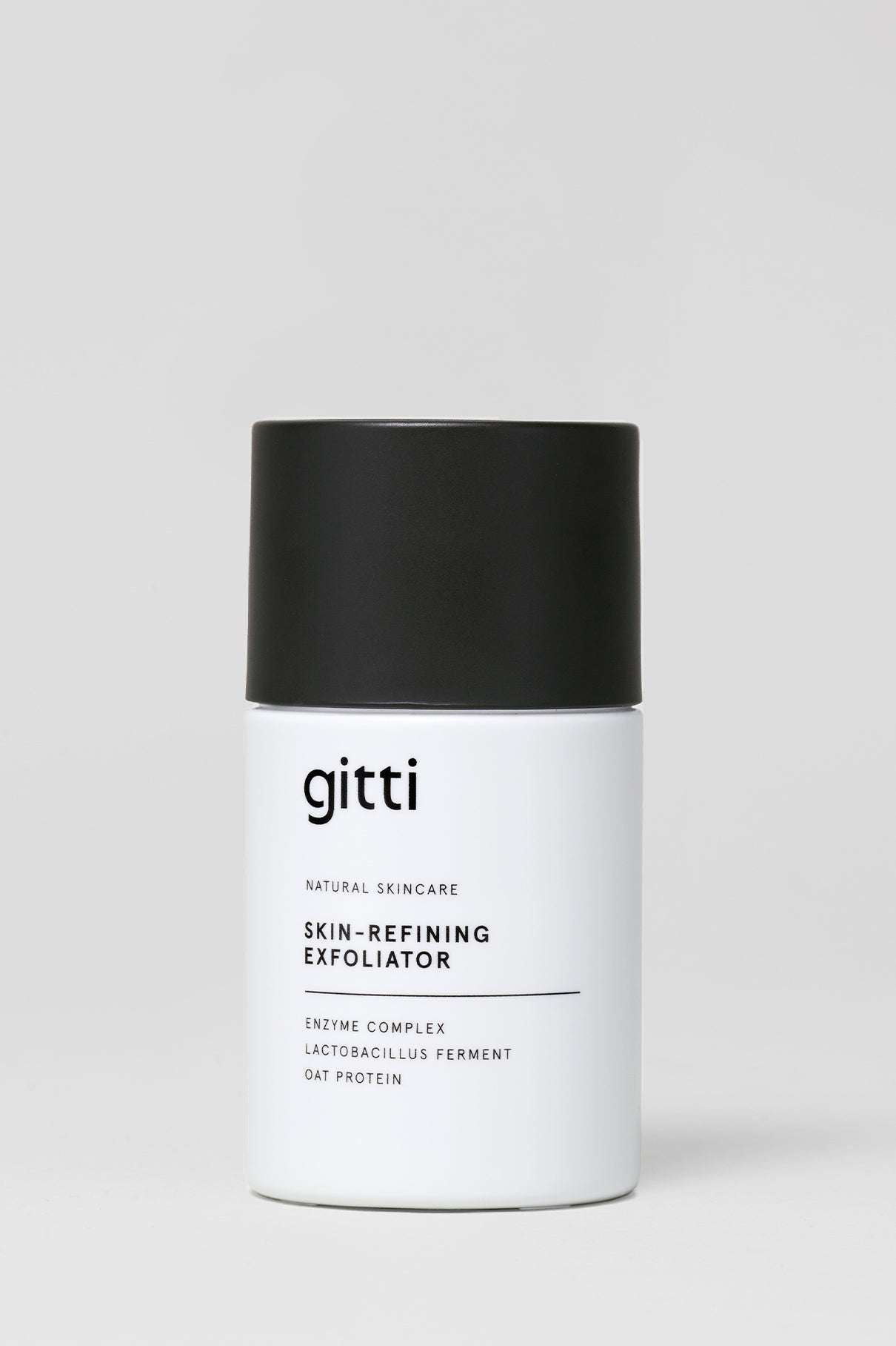 Eine weiße Flasche mit einer schwarzen Kappe mit der Aufschrift Skin-Refining Exfoliator, ein Enzympeeling mit Enzymkomplex, Lactobacillus-Ferment und Haferprotein zur sanften Reinigung.