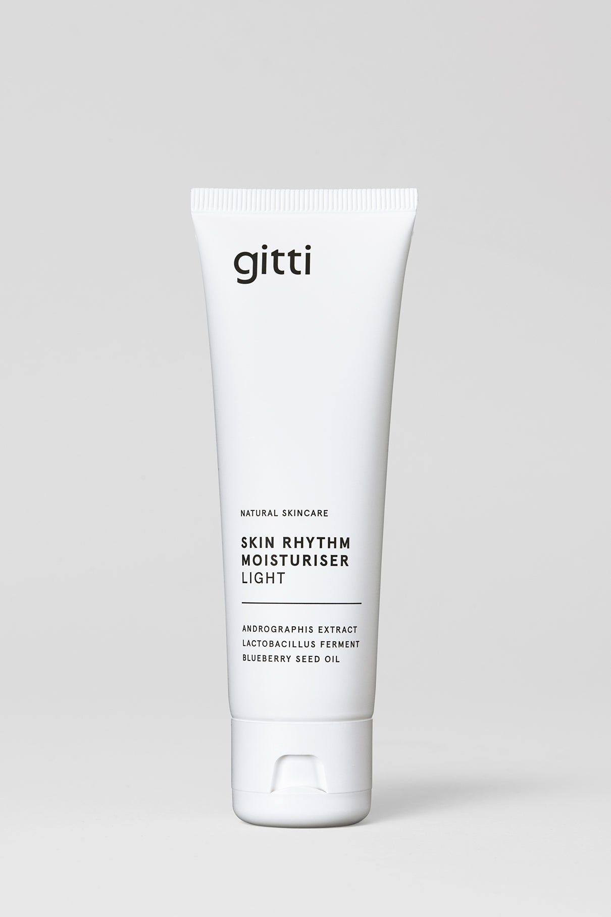 Die weiße Tube mit der Aufschrift Skin Rhythm Moisturiser Light enthält glowfördernde Inhaltsstoffe wie Andrographis-Extrakt, Lactobacillus-Ferment und Heidelbeersamenöl, die Feuchtigkeit spenden und die Hautbarriere unterstützen, vor einem schlichten Hintergrund.