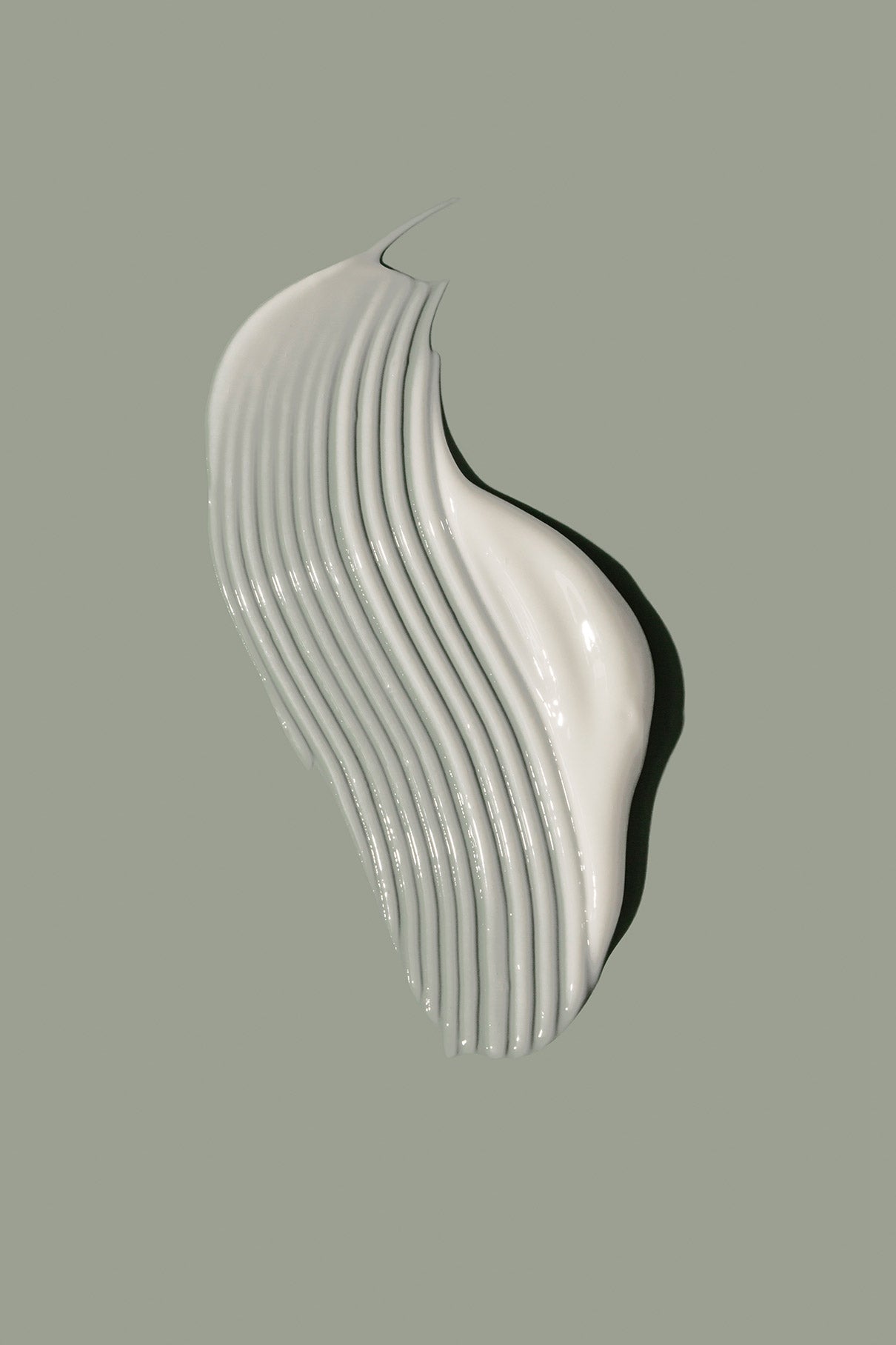 Ein Abstrich weißer Creme mit gleichmäßig verteilten Rillen auf hellgrauem Hintergrund, der die Vorteile von Skin Rhythm Moisturiser Light in Bezug auf Feuchtigkeit und Barriereschutz hervorhebt.