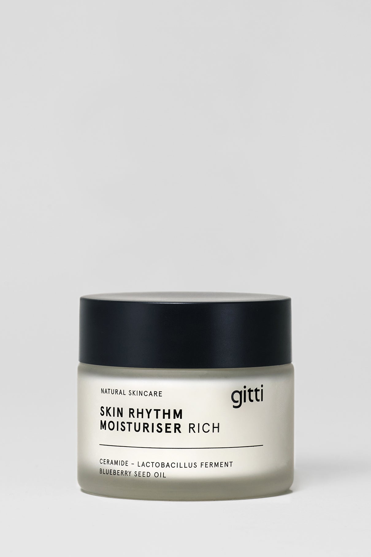 Ein Tiegel Skin Rhythm Moisturiser Rich mit schwarzem Deckel und cremefarbenem Etikett, formuliert mit Ceramid, Lactobacillus-Ferment und Heidelbeersamenöl für Glanz und Barriereschutz.