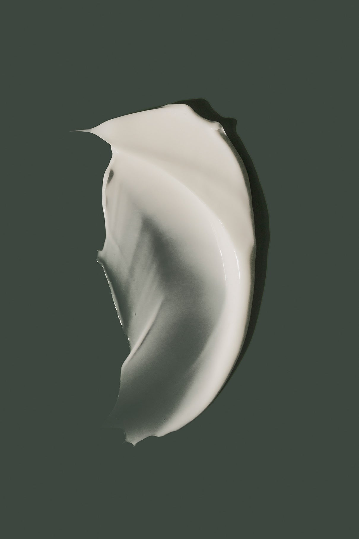 Die Skin Rhythm Moisturiser ist eine reichhaltige weiße Creme auf einem dunkelgrünen Hintergrund, die intensive Feuchtigkeit und einen strahlenden Teint hervorhebt.