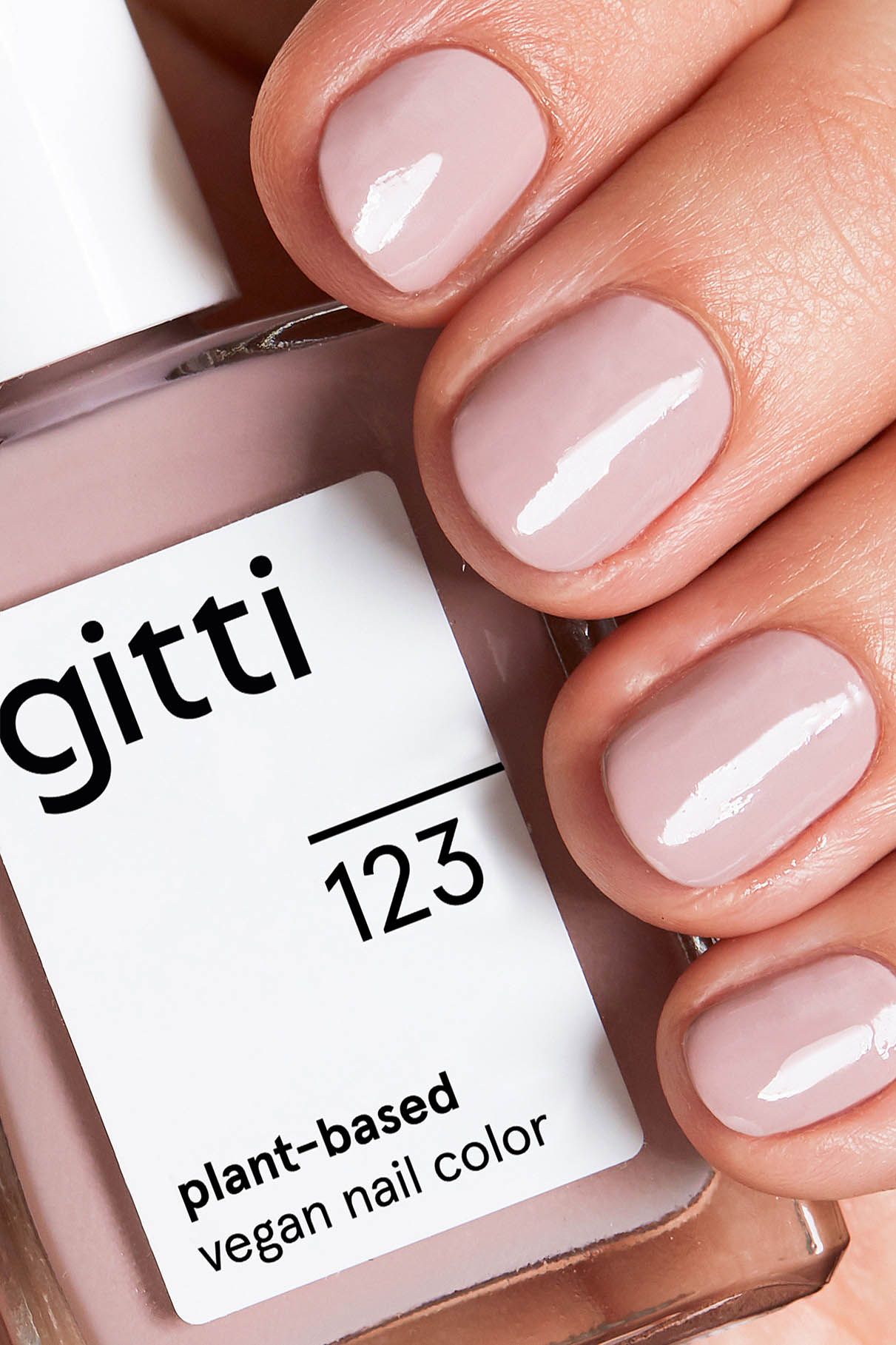 gitti no. 123 Helles Lavendel, vegan, pflanzenbasierte Nagelfarbe, Nagellackflasche und Maniküre