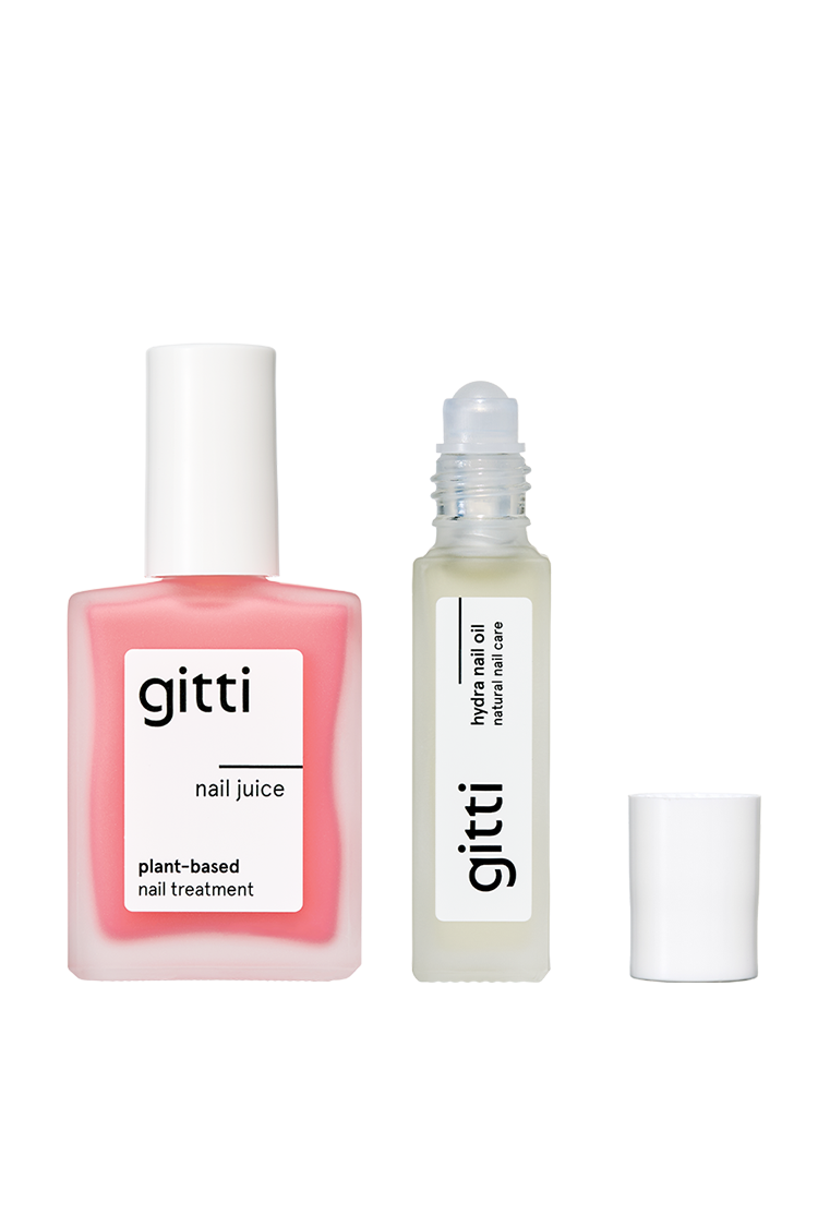 Das Hydra & Juice Duo enthält zwei gitti Nagelpflegeprodukte: den pinkfarbenen, pflanzlichen Nail Juice in einer quadratischen Flasche mit weißem Verschluss und das Hydra Nail Oil in einer klaren, zylindrischen Rollerball-Flasche mit weißem Verschluss.