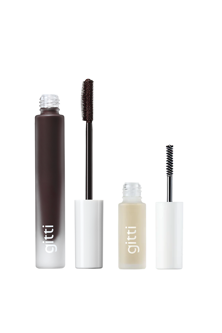 Zwei geöffnete Lash & Brow Duo Mascara-Tuben mit weißen Kappen: eine enthält dunkelbraune Brow Control Mascara mit einer großen Bürste, die andere eine klare Set-Formel mit einer kleinen Bürste; beide sind mit gitti beschriftet.