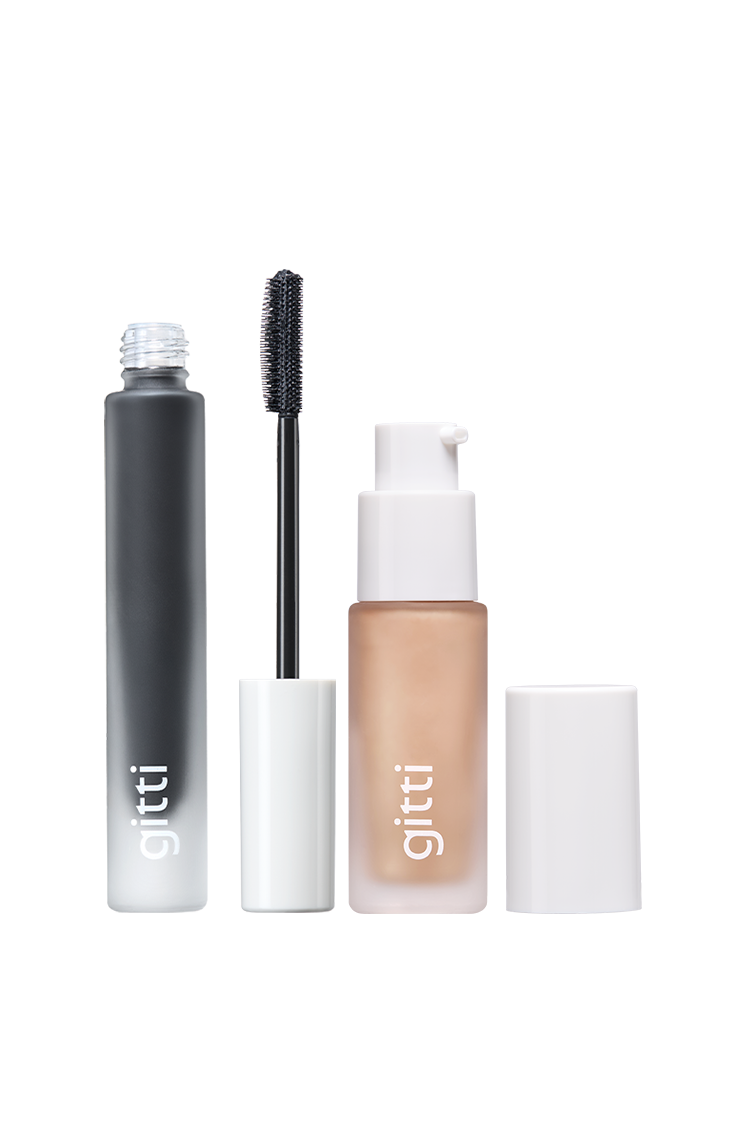 Das Fresh Up Set enthält eine schwarze Wimperntusche mit Stift und eine gefrostete Pumpflasche mit beigem Highlighter, beide mit weißen Kappen, die elegant vor einem schlichten weißen Hintergrund angeordnet sind.