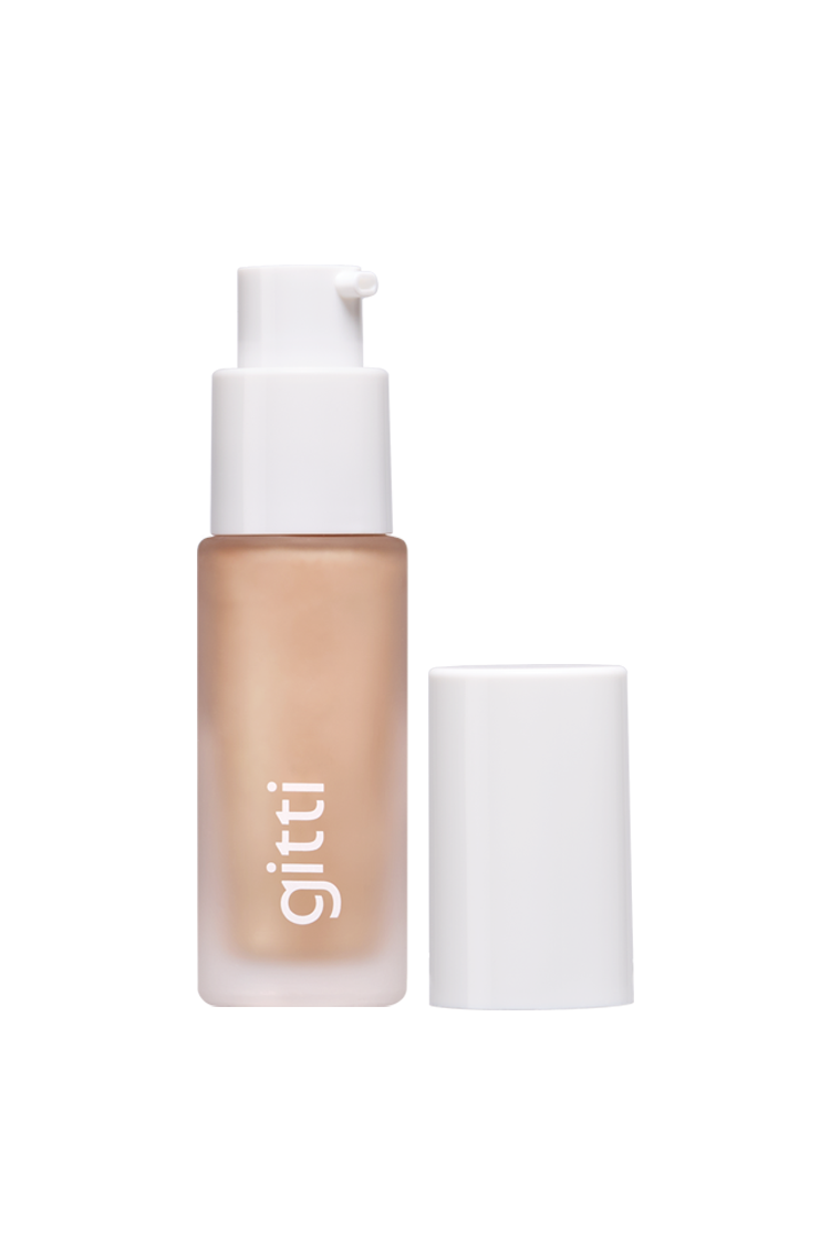 Ein mattierter Glasflakon mit weißem Pumpspender und Deckel, beschriftet mit gitti All Glow, enthält beigen flüssigen Highlighter für einen strahlenden, multifunktionalen Glow.