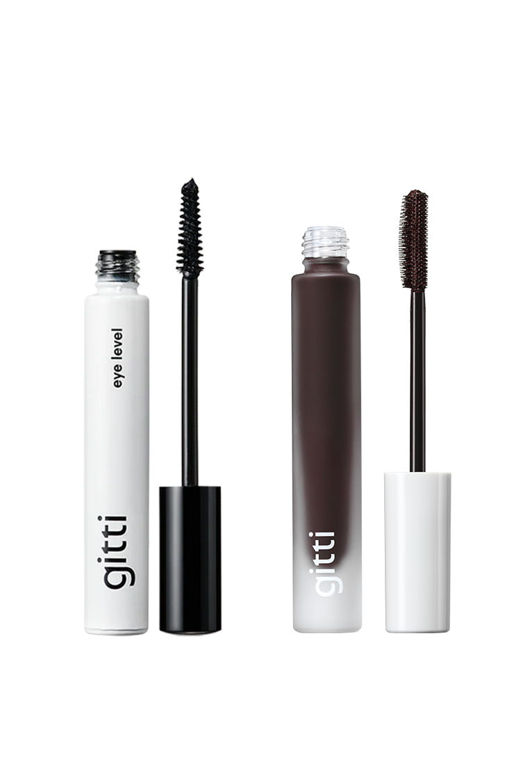 Das Lash Duo enthält zwei offene Mascaras mit der Infinite Lash Formel: eine mit schwarzer Kappe und schwarzer Mascara mit der Aufschrift Eye Level gitti und eine mit weißer Kappe und brauner Mascara mit der Aufschrift gitti.
