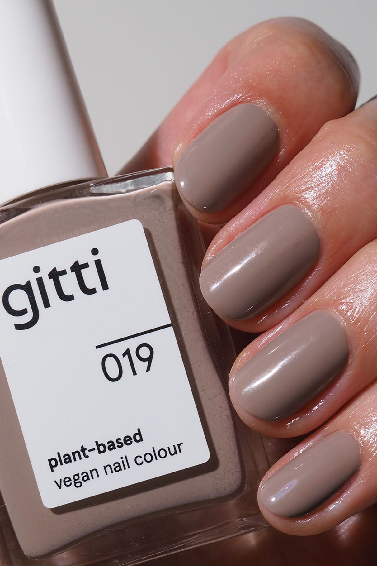 giitti no. 019, Frosted Mauve Maniküre