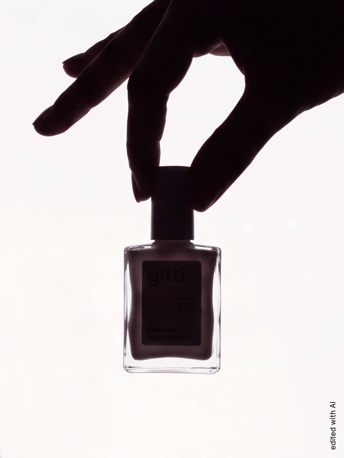 Eine Hand hält eine rechteckige Flasche „Gitti Mystery Box“-Nagellack vor einem weißen Hintergrund und präsentiert damit eine der exklusiven Farbtöne aus den limitierten Kollektionen.