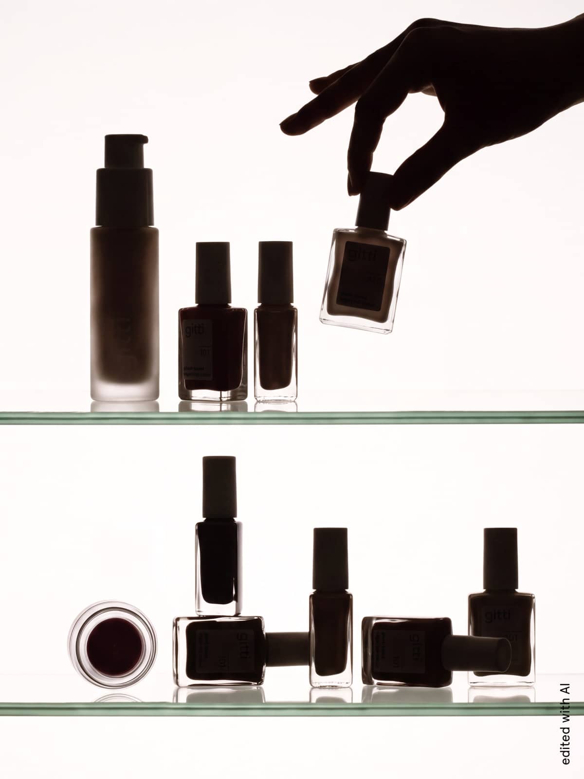 Eine Hand nimmt ein Nagellackfläschchen aus einem Glasregal, in dem Hautpflege- und Nagellackprodukte als Silhouetten angeordnet sind – eine spannende Entdeckung aus der „Mystery Box“, die limitierte Kollektionen von Nagel- und Make-up-Produkten enthält.