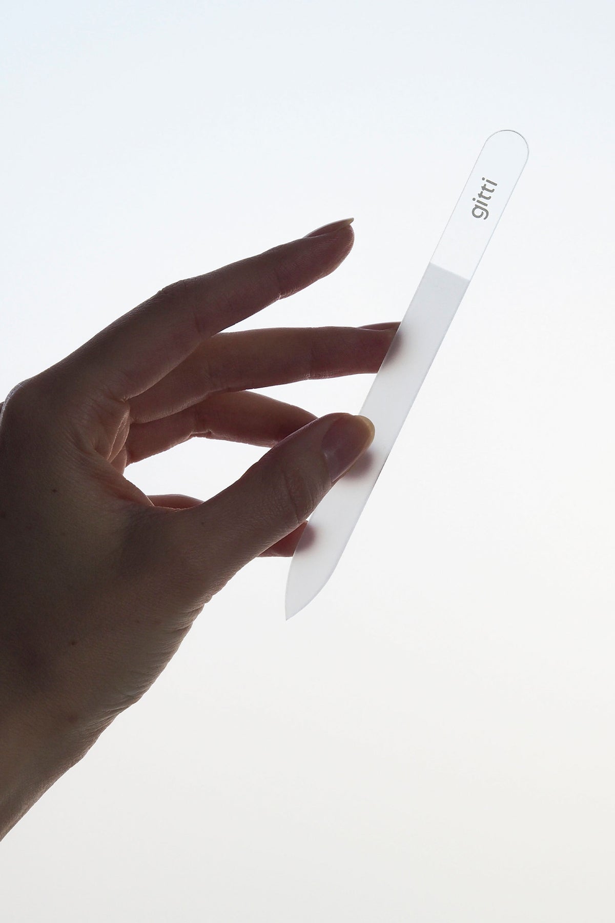 Glasfeile aus dem Maniküre-Set in der Hand