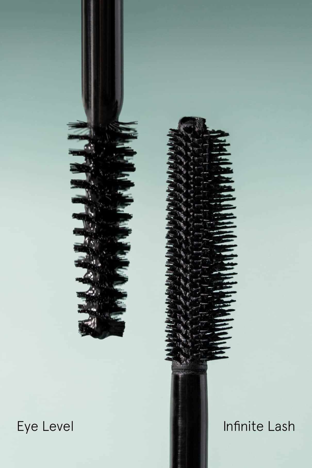 Zwei Mascarastäbe sind nebeneinander auf einem hellen Hintergrund abgebildet: Eye Level Mascara auf der linken Seite und Infinite Lash auf der rechten Seite - ideal, um jedes Augenfarben-Set zu vervollständigen.