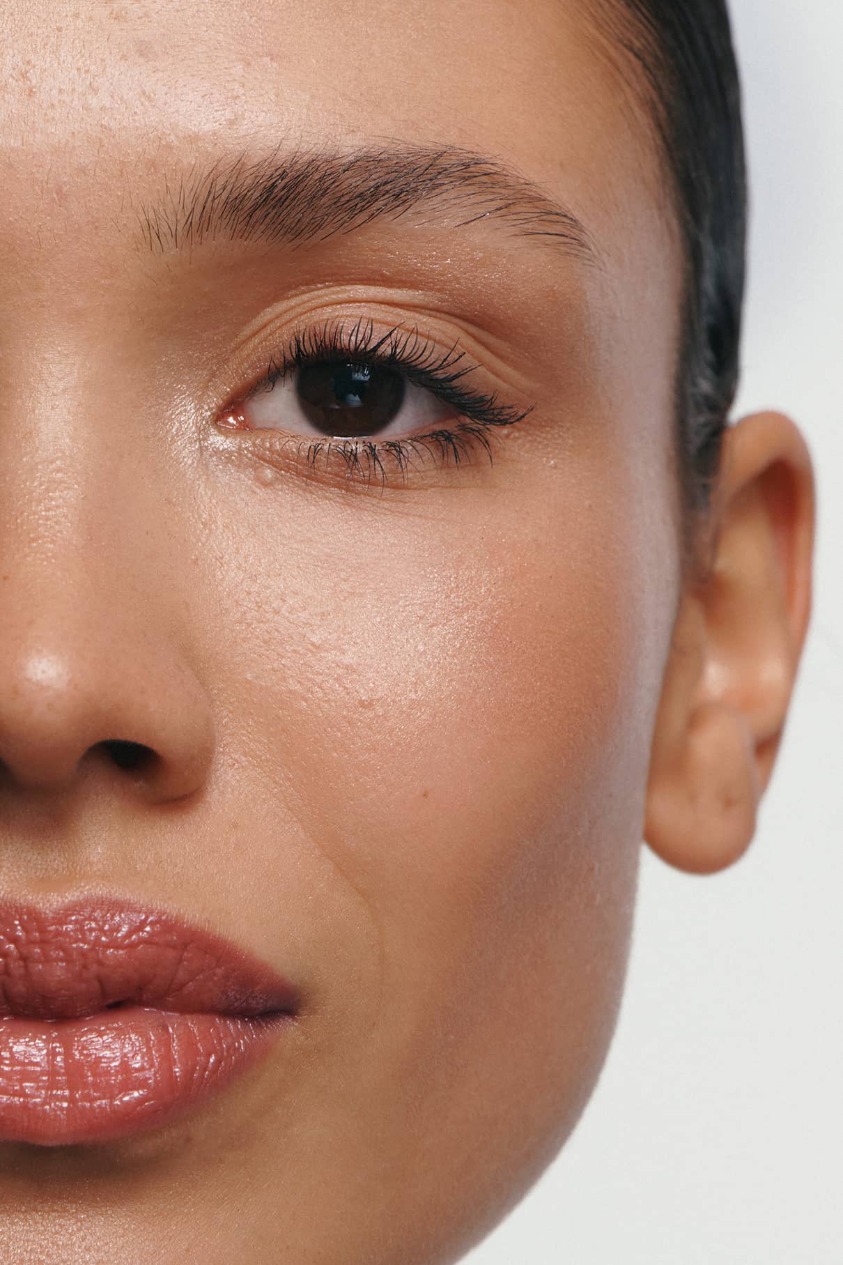 Model trägt Infinite Lash Mascara