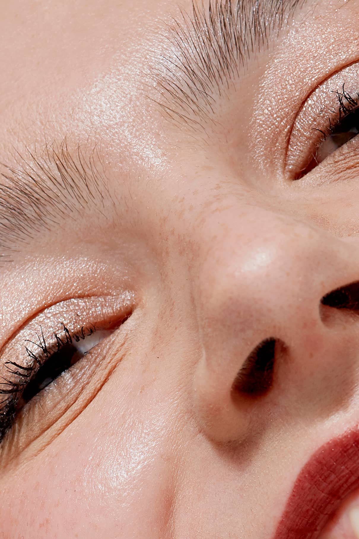 Nahaufnahme des Gesichts einer Person mit glatter Haut mit neutralem Unterton, natürlichem Make-up und definierten Wimpern und Augenbrauen - ein Beispiel für die Wirkung von Visionist Nr. 03.