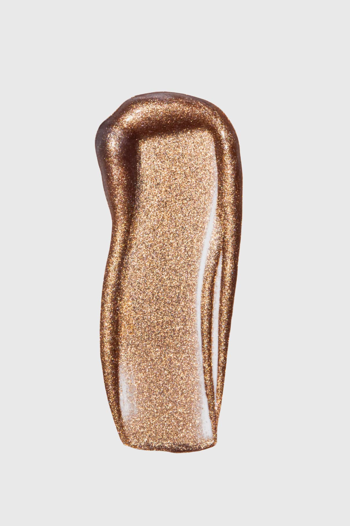 Ein Swatch von Visionist Nr. 04 Metallic Bronze Make-up mit schimmerndem Finish, aufgetragen in einem dicken, ungleichmäßigen Strich auf einem schlichten, hellen Hintergrund - für einen warmen Gold-Look mit langanhaltender Lidschatten-Formel.