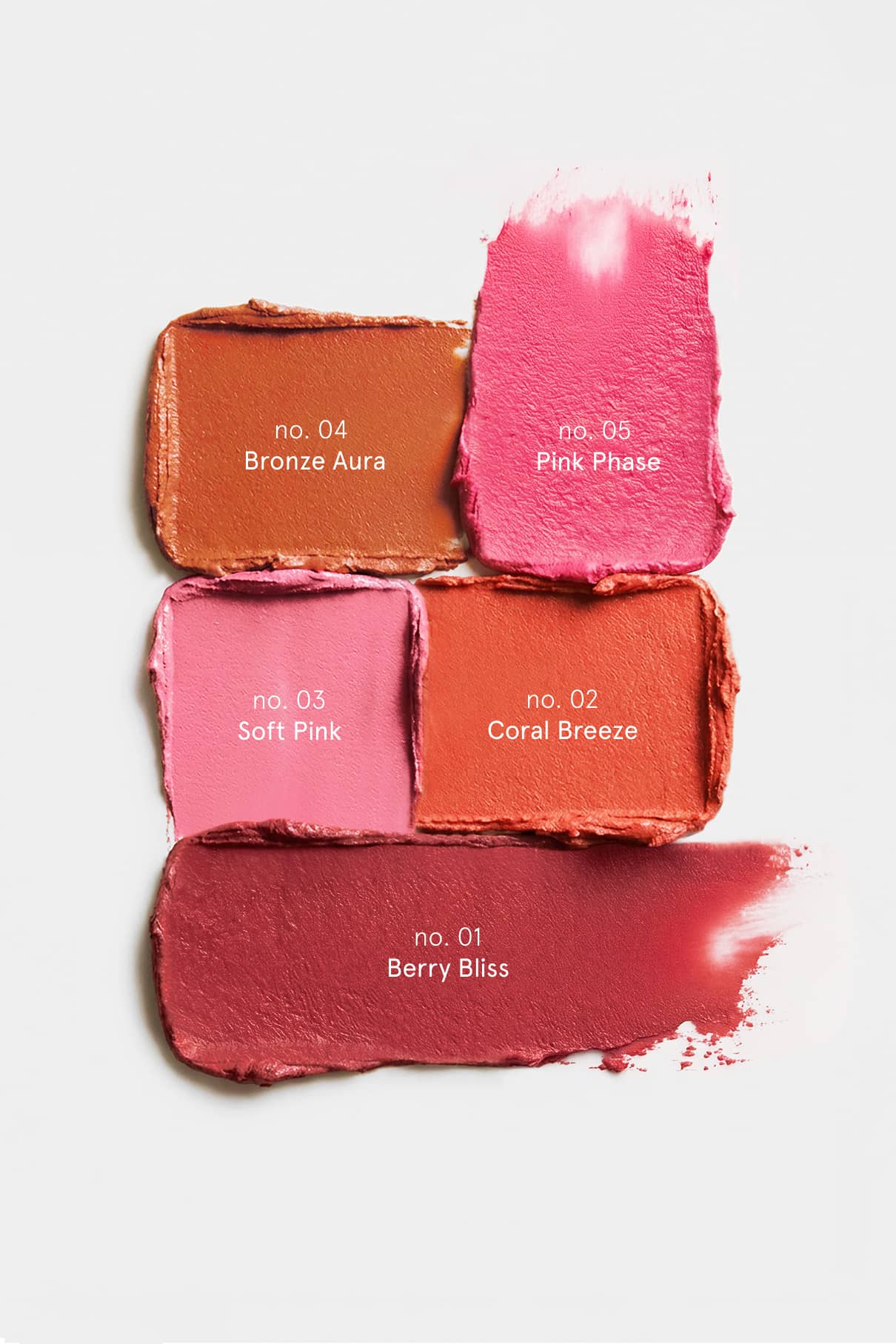 Fünf Farbmuster von Velvet Cheeks No. 05 - Bronze Aura, Pink Phase, Soft Pink, Coral Breeze und Berry Bliss - sind auf Weiß abgebildet, wobei das kräftige Pink von unserer Mousse-Blush-Formel inspiriert ist, die silikonfrei ist und sich natürlich anfühlt.