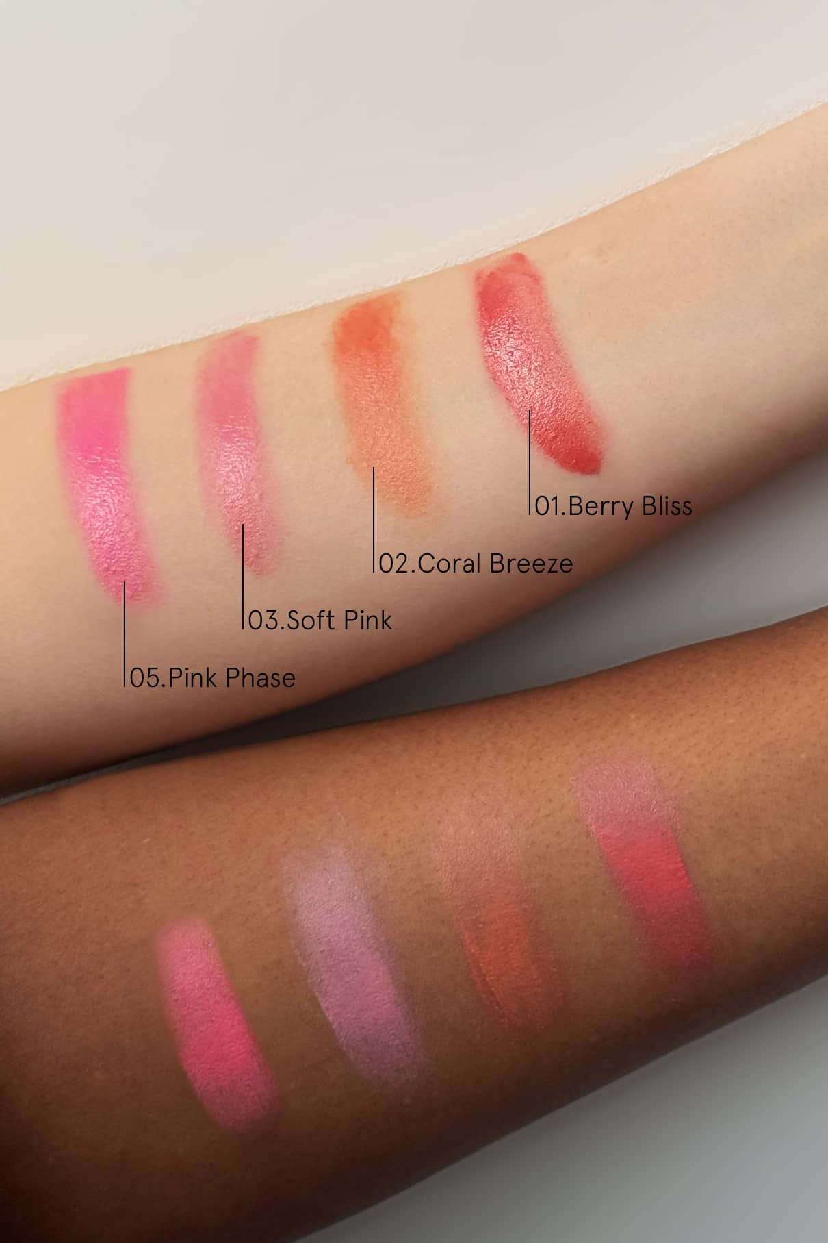Zwei Unterarme zeigen Swatches der vier Farbtöne des Lash, Lip & Cheek Trios - 01 Berry Bliss, 02 Coral Breeze, 03 Soft Pink und 05 Pink Phase - auf hellen und dunklen Hauttönen.