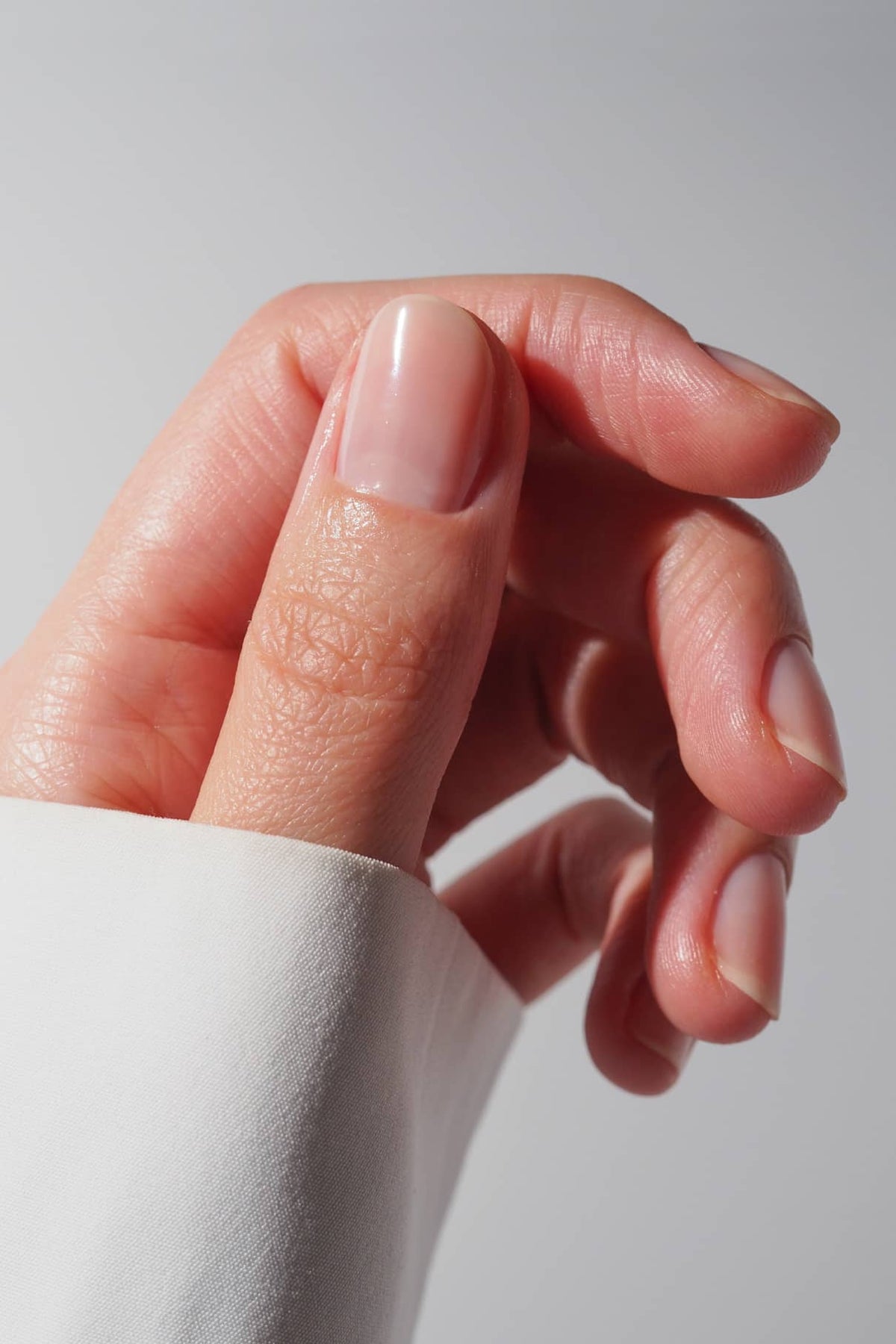 Nahaufnahme eines natürlichen, gesund aussehenden Fingernagels