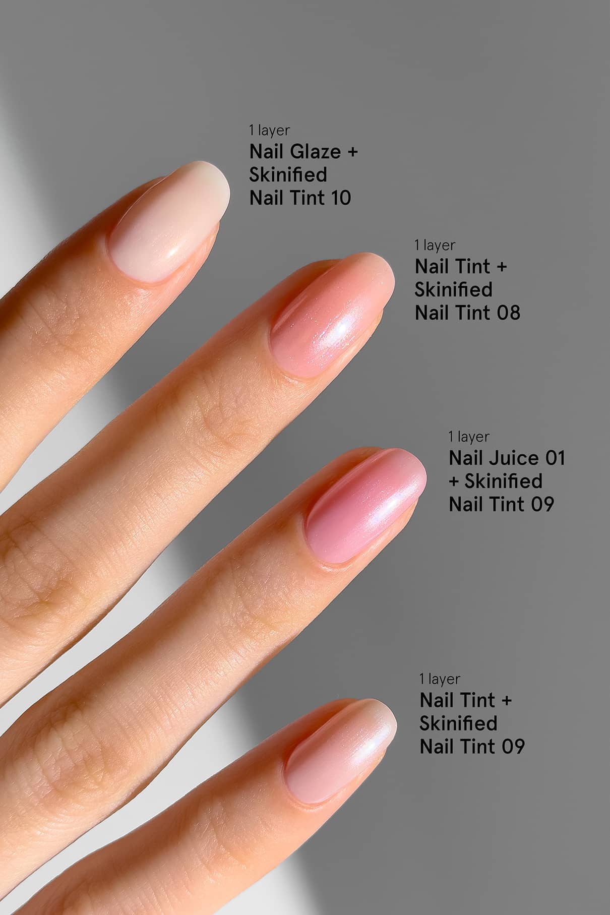 Eine Hand mit vier manikürten Nägeln, die mit Skinified Nail Tint 09, angereichert mit Vitamin C und Hyaluronsäure, jeweils in einem anderen Rosé- oder Nude-Ton lackiert wurden; jeder Nagel ist mit den verwendeten Nagellack-Kombinationen und Farbtönen beschriftet.