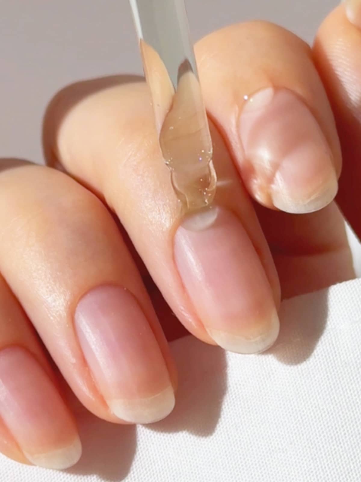Mit einer Pipette wird das klare „Aloe Drop Nail Concentrate“ auf natürliche, unlackierte Nägel aufgetragen und pflegt die Nagelhaut.