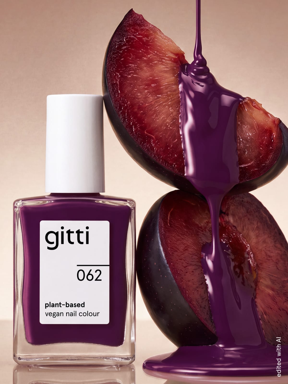 Neben einer halbierten Pflaume steht eine Flasche des pflanzlichen, veganen Nagellacks „Gitti Nr. 062“, dessen Farbton „Pflaumenlila“ mit rötlichen Untertönen über die Frucht hinabfließt.
